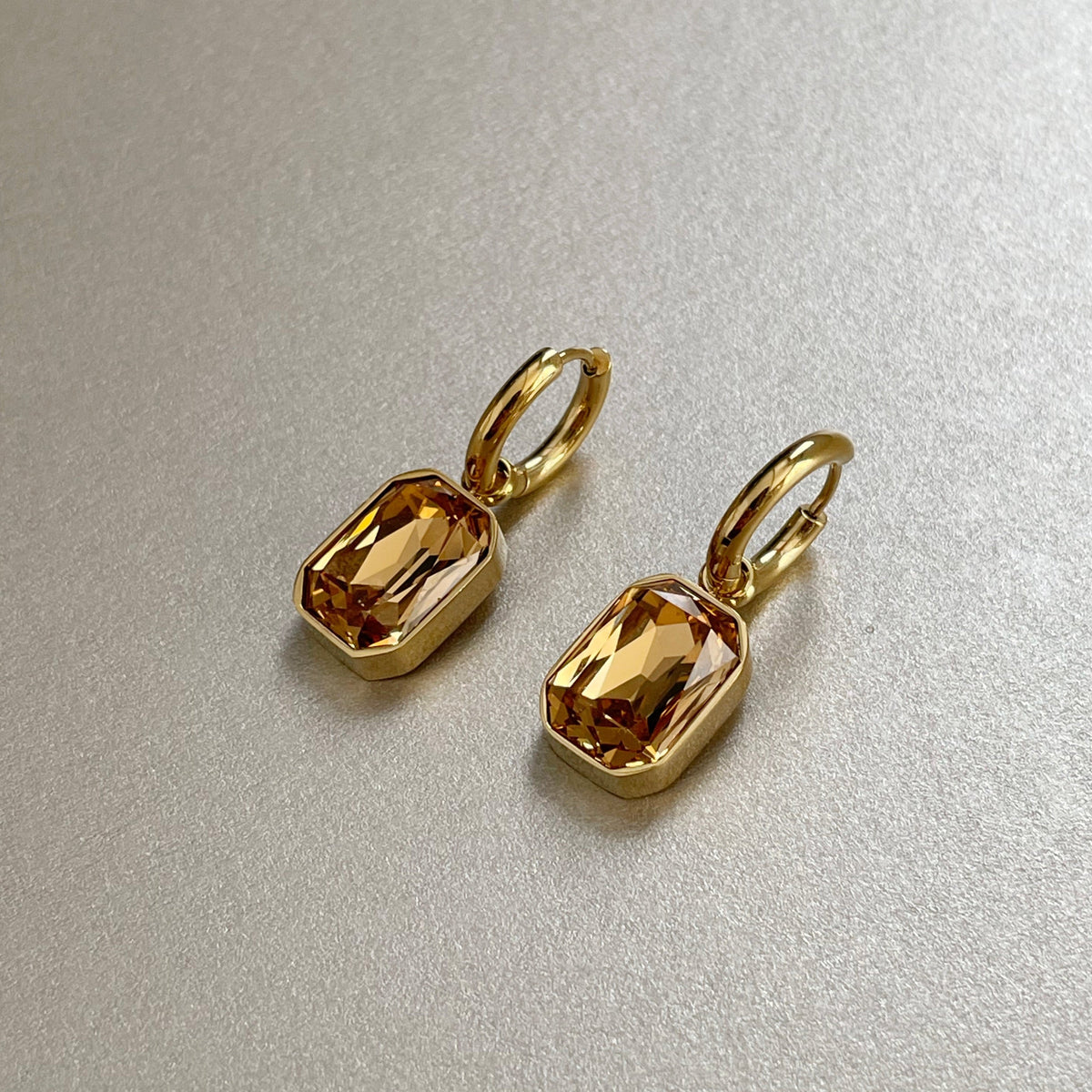 Neri – Golden earrings with amber