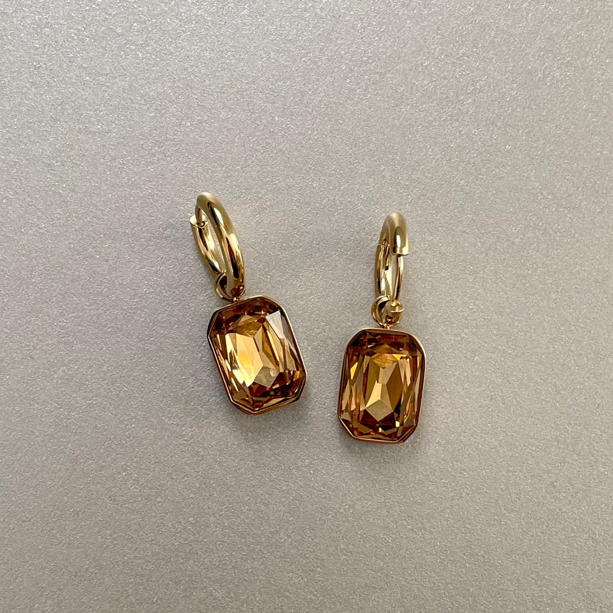 Neri – Golden earrings with amber
