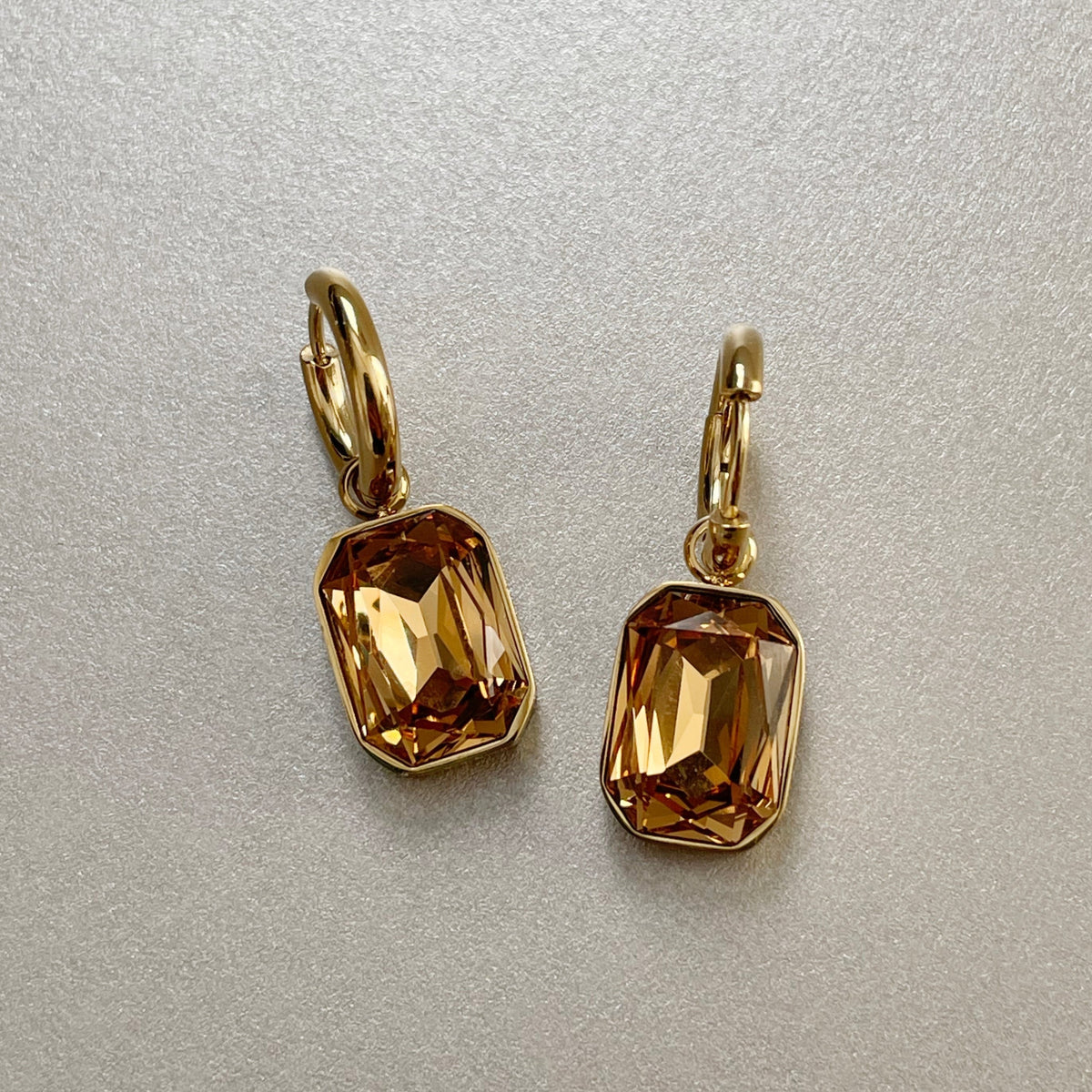 Neri – Golden earrings with amber