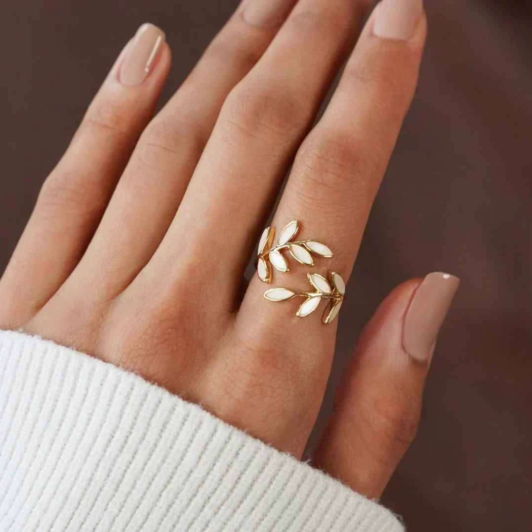 Pria – Elegant ring of white opal and leaf