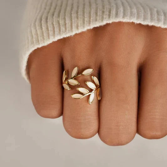 Sylvie – Open ring of silver and white opal