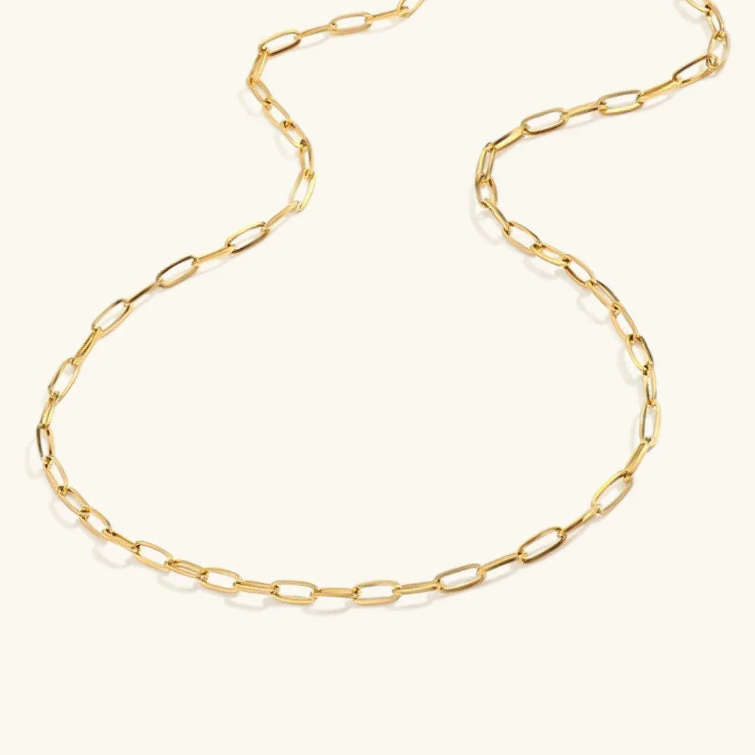 Nadia – Elegant Gold Paperclip Necklace