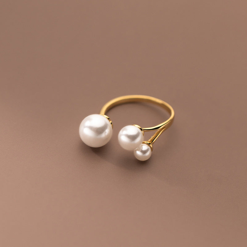 Clara – Adjustable ring with freshwater pearl and triangular design