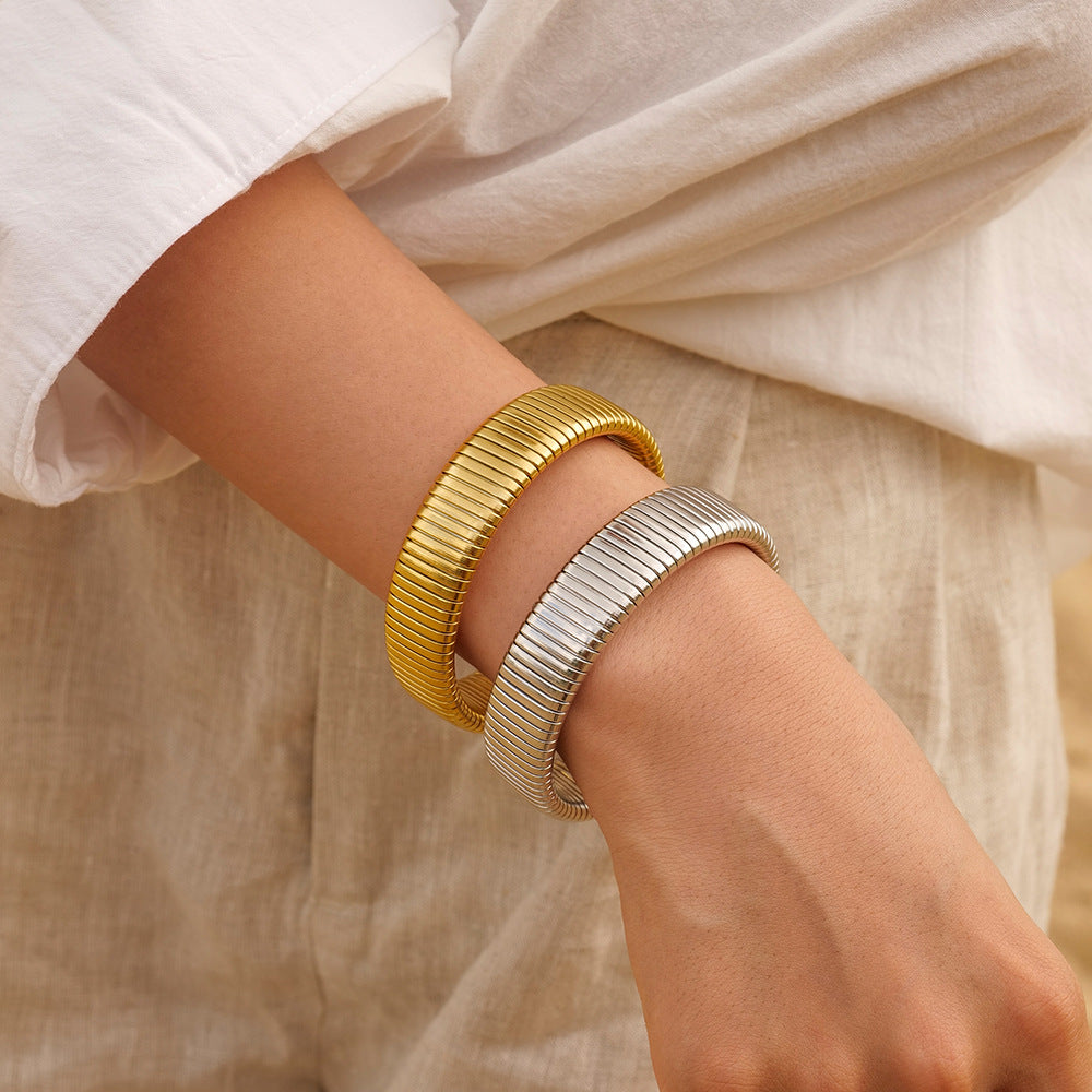 Celeste - Gold bracelet with vertical lines