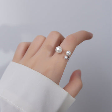 Clara – Adjustable ring with freshwater pearl and triangular design