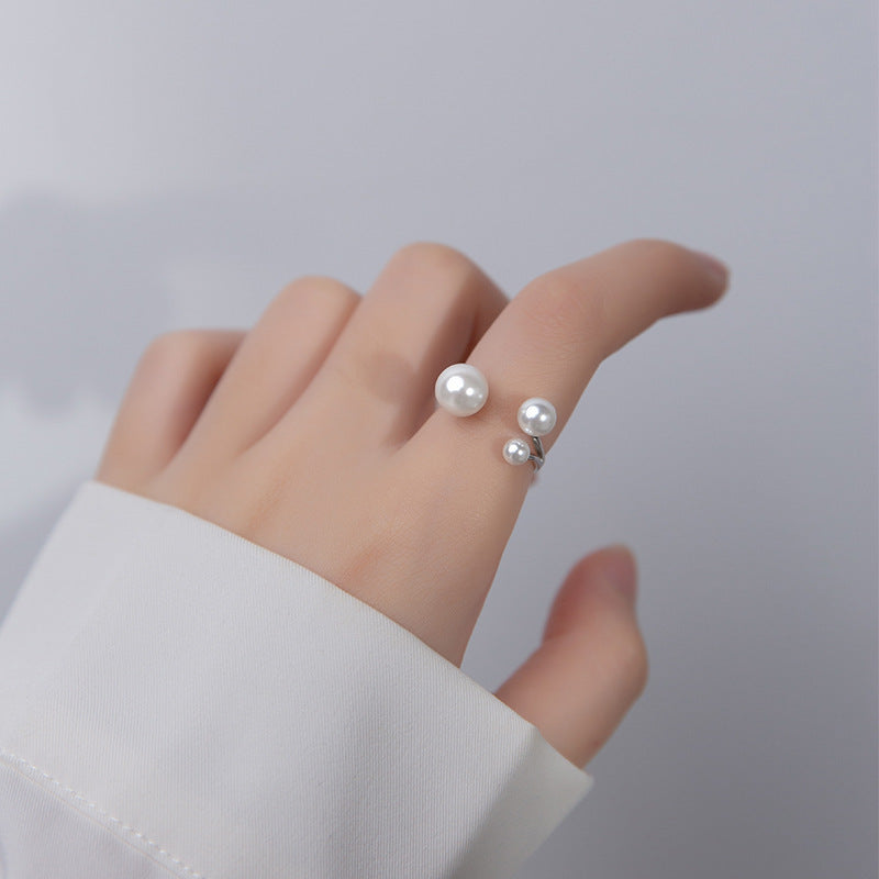 Clara – Adjustable ring with freshwater pearl and triangular design