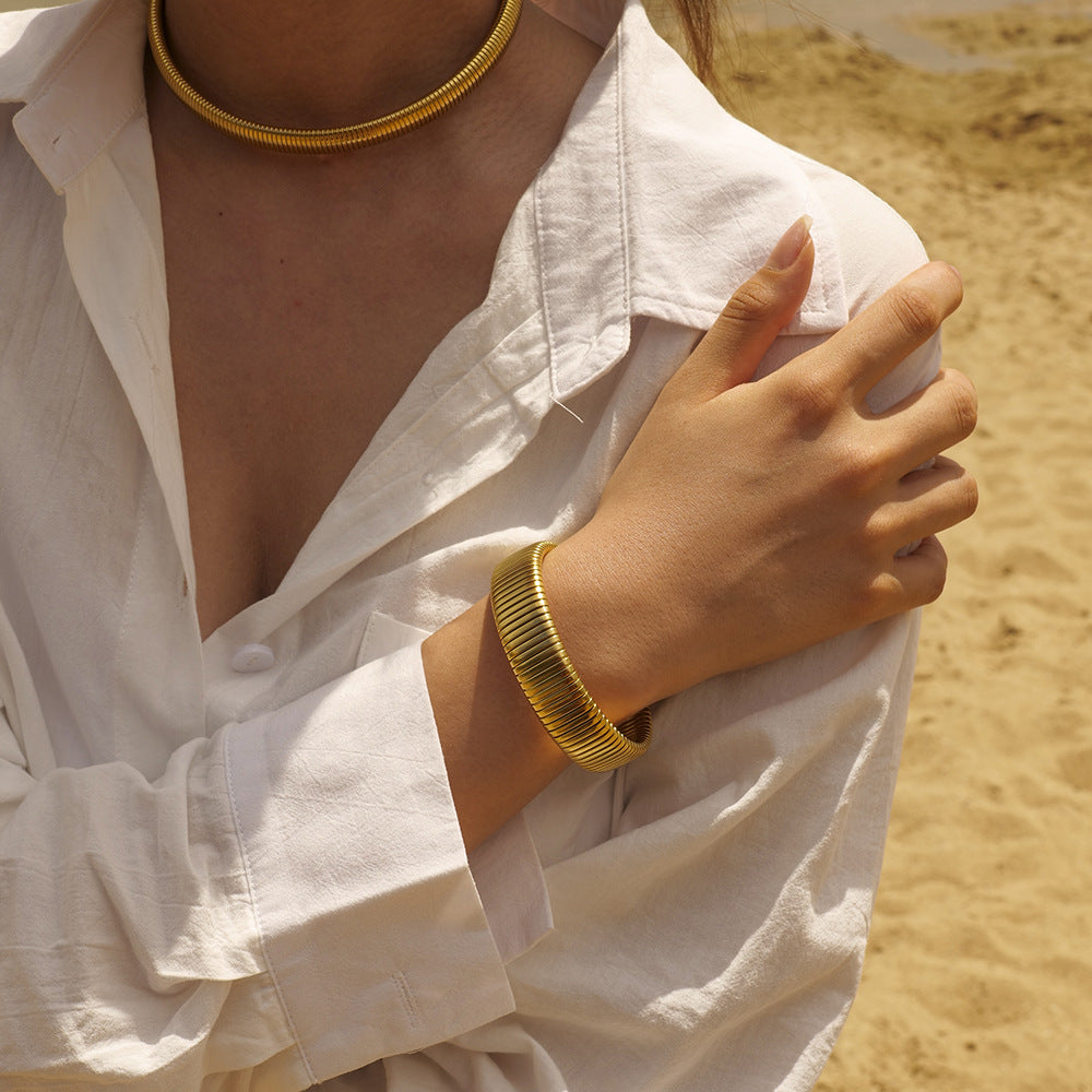 Celeste - Gold bracelet with vertical lines
