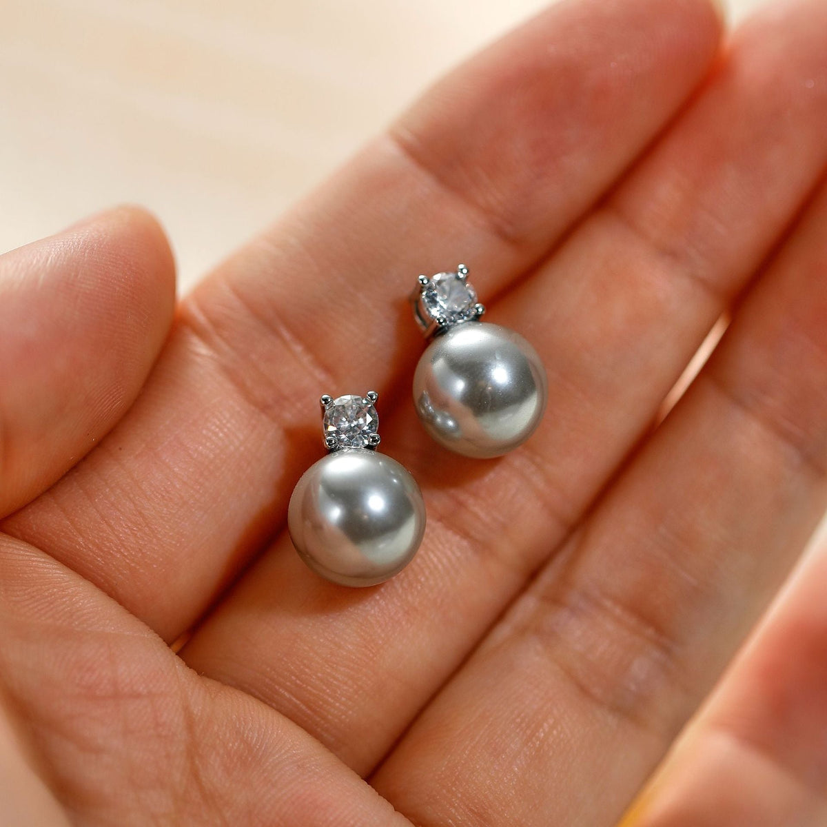 Noire – Timeless drop earrings with black pearls