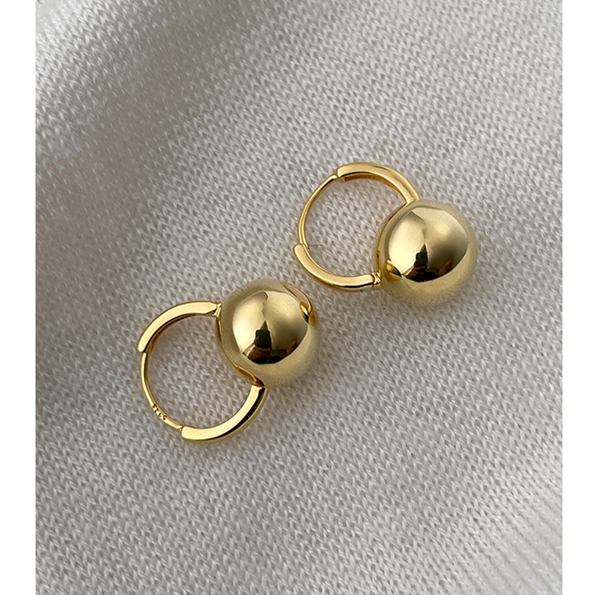 Ellie – Silver ball earrings with fine post