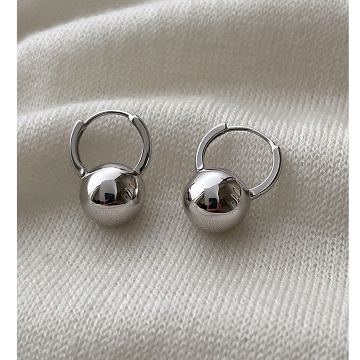 Ellie – Silver ball earrings with fine post