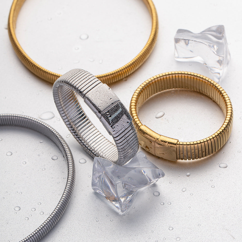Celeste - Gold bracelet with vertical lines