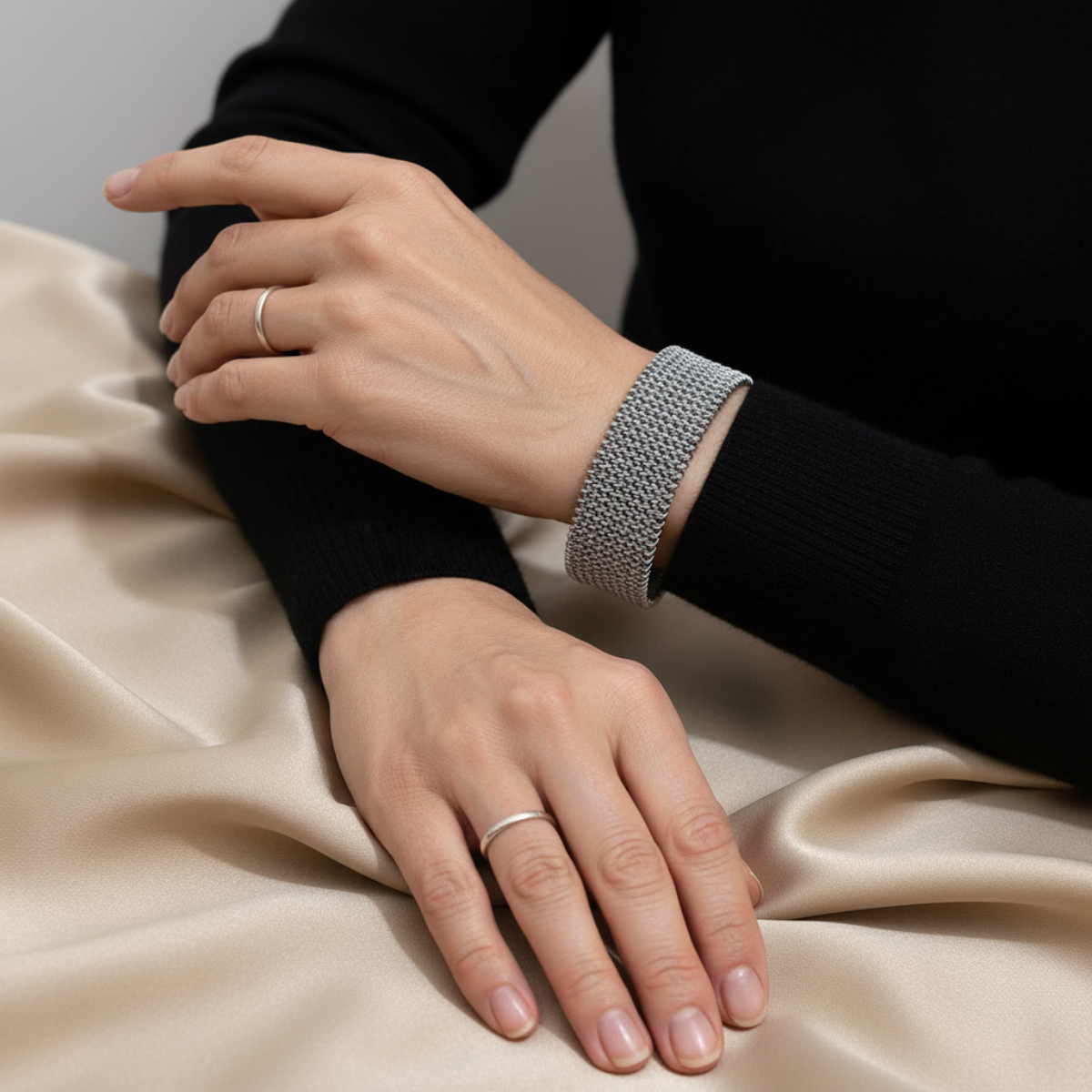 Stripe – Bracelet with engraved cable