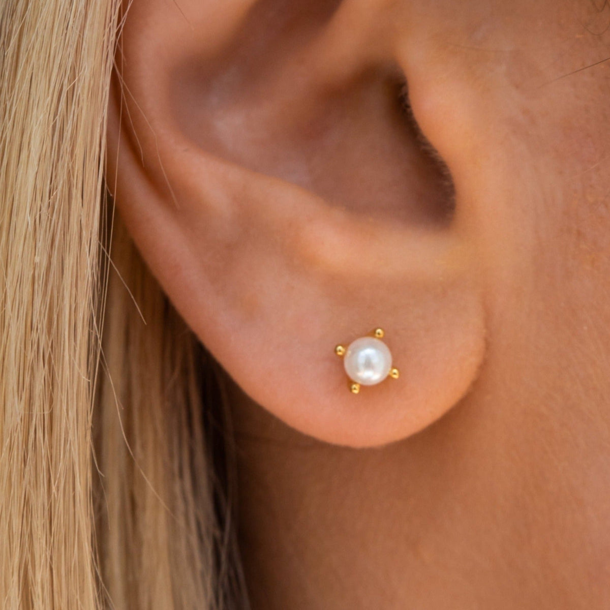 Jessi - Golden Pearl Earrings