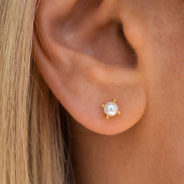 Jessi - Golden Pearl Earrings