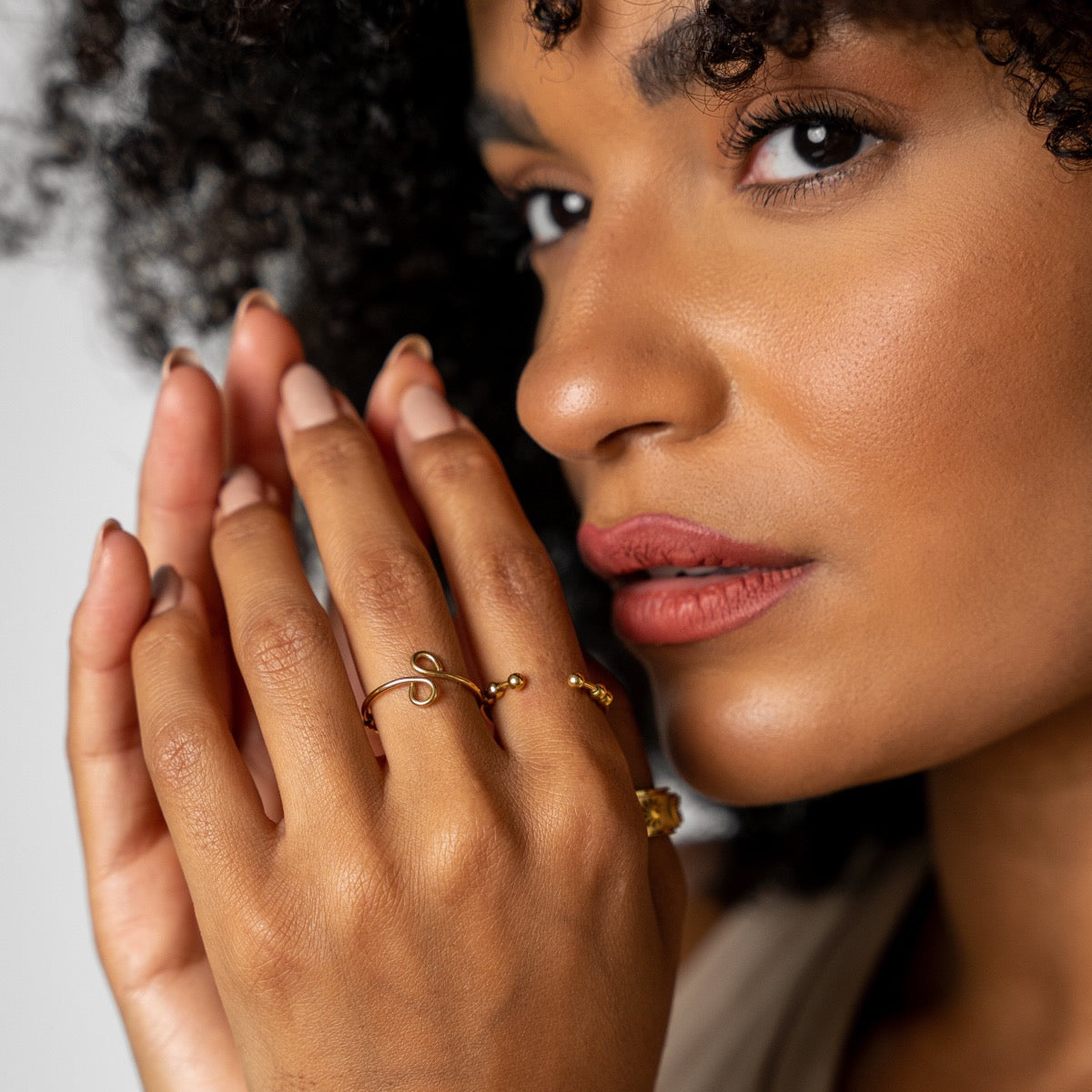 Neri – Adjustable stress relief ring with pearls