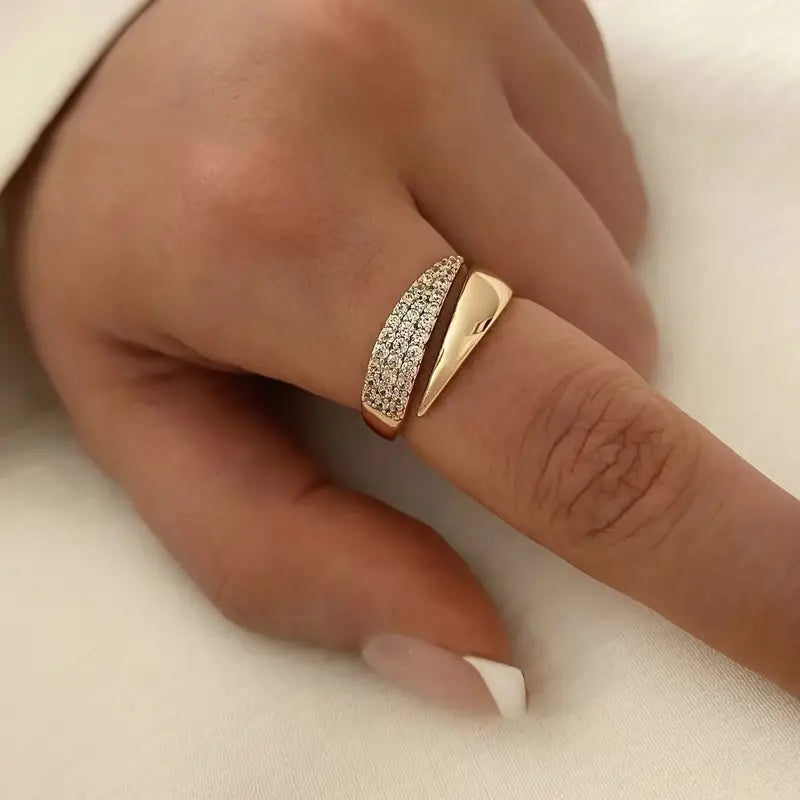 Emiko – Yellow gold ring with sparkling stones