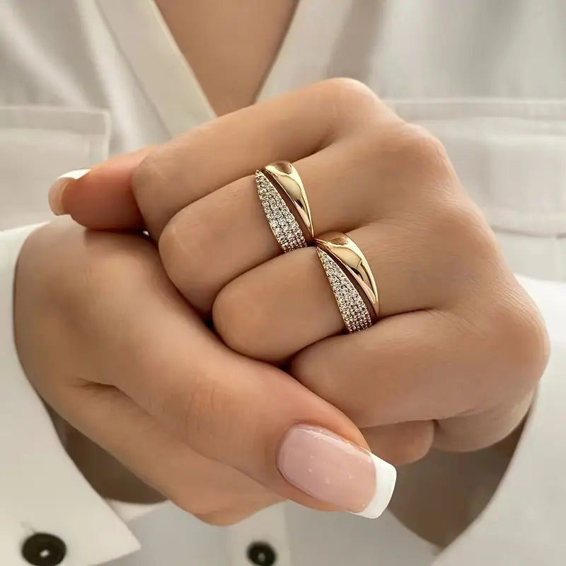Emiko – Yellow gold ring with sparkling stones