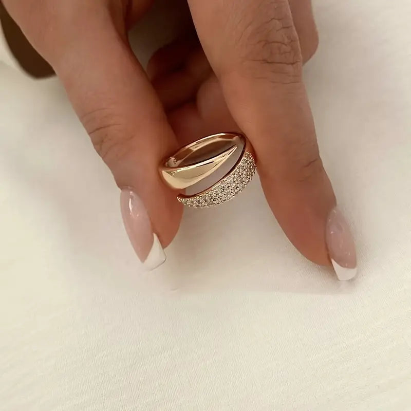 Emiko – Yellow gold ring with sparkling stones