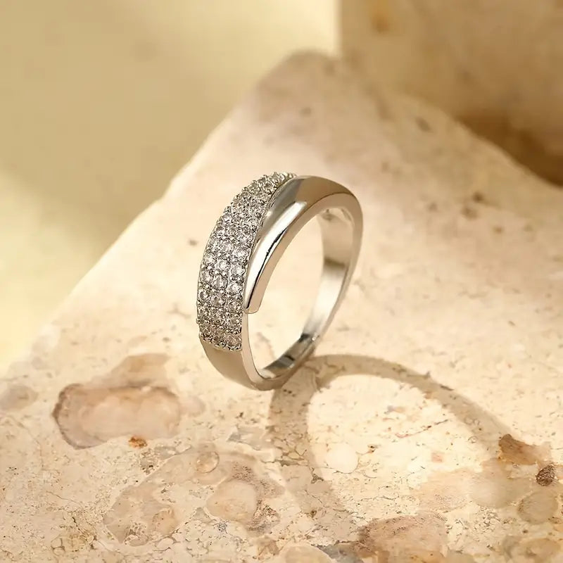 Emiko – Yellow gold ring with sparkling stones