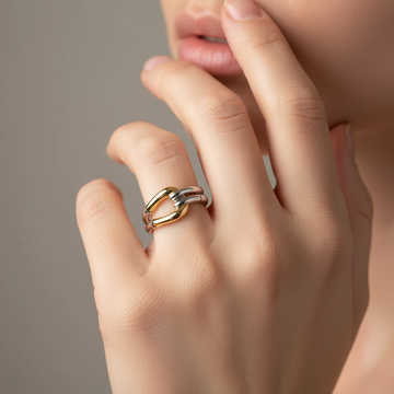 Althéa – Vintage ring with knot design in gold and silver