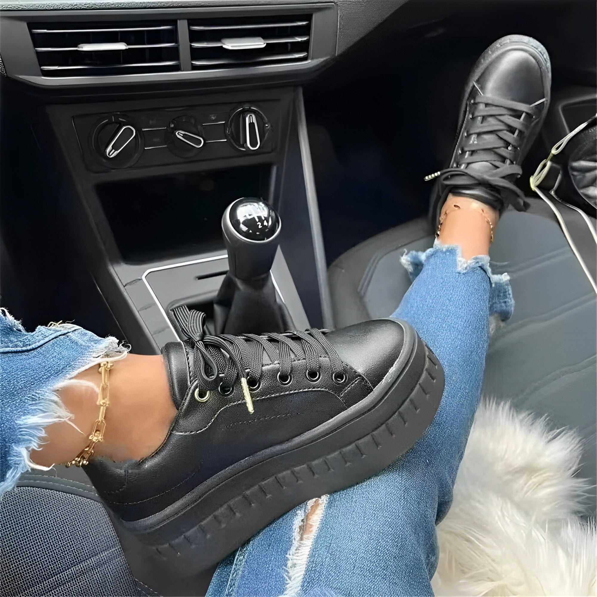 Wilgie - Cozy Lace-up Sneaker
