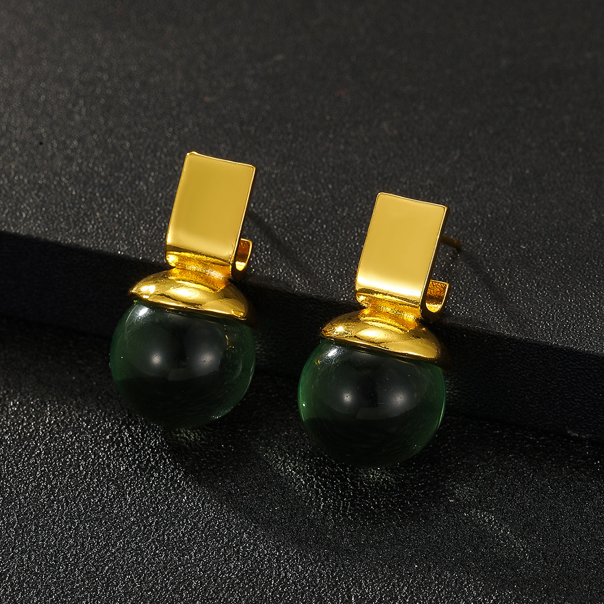 Charlie - Vintage earrings with green crystal and golden accents