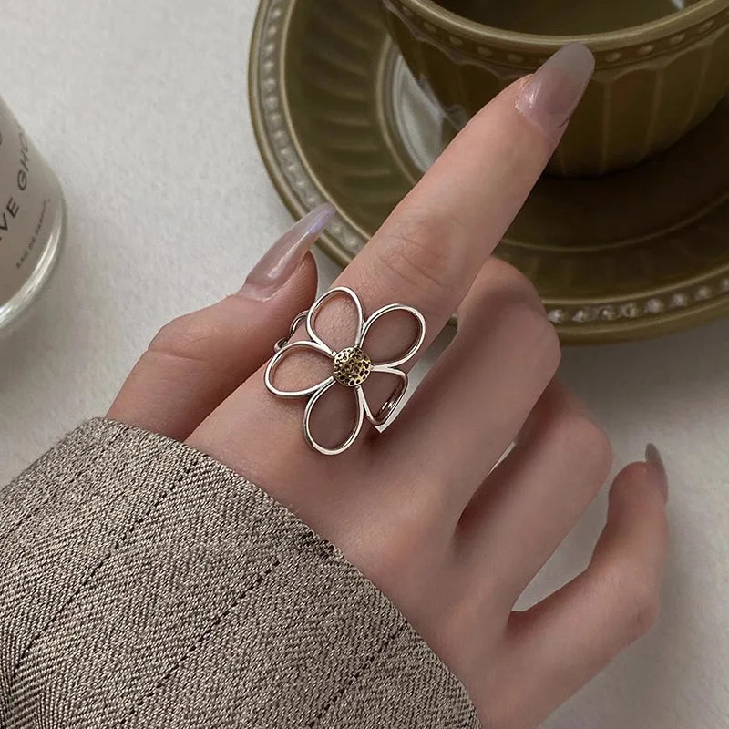 Alizee – Elegant petal ring