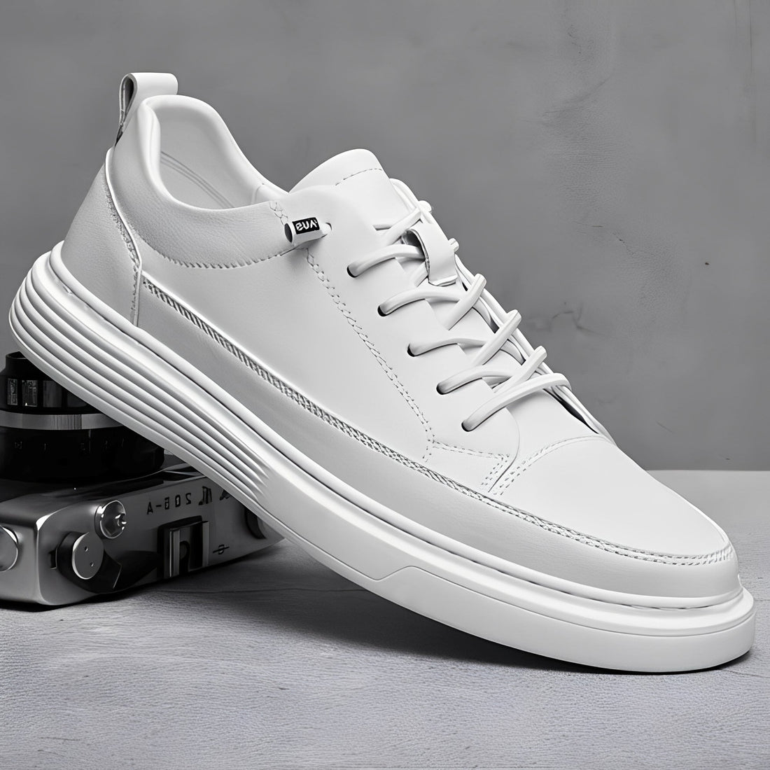 Romeo - Trendy low-top sneakers for men