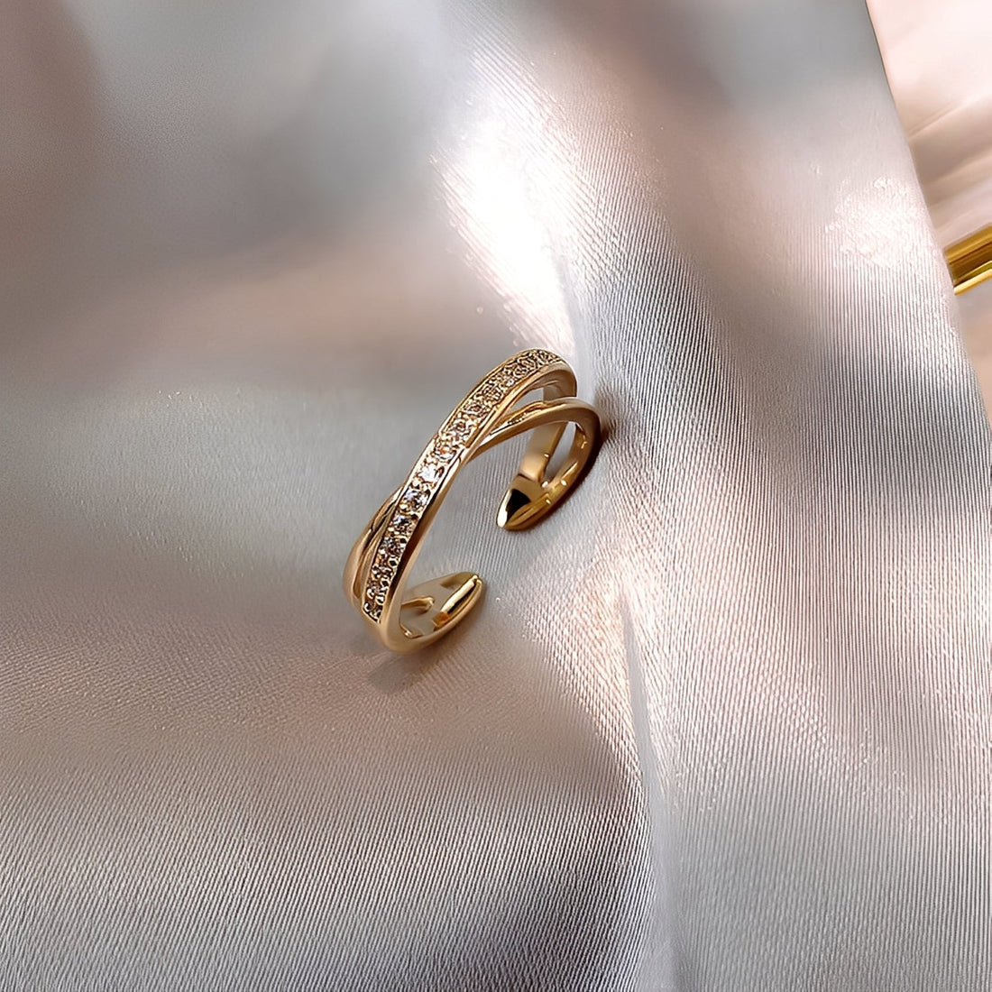 Cassia – Adjustable ring with shiny details