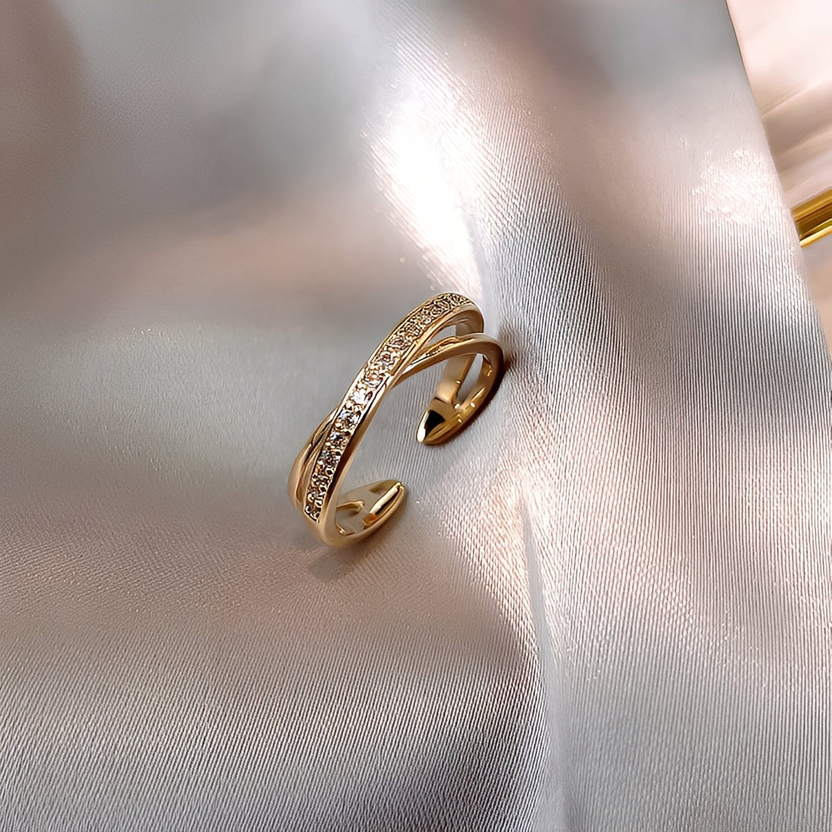 Cassia – Adjustable ring with shiny details