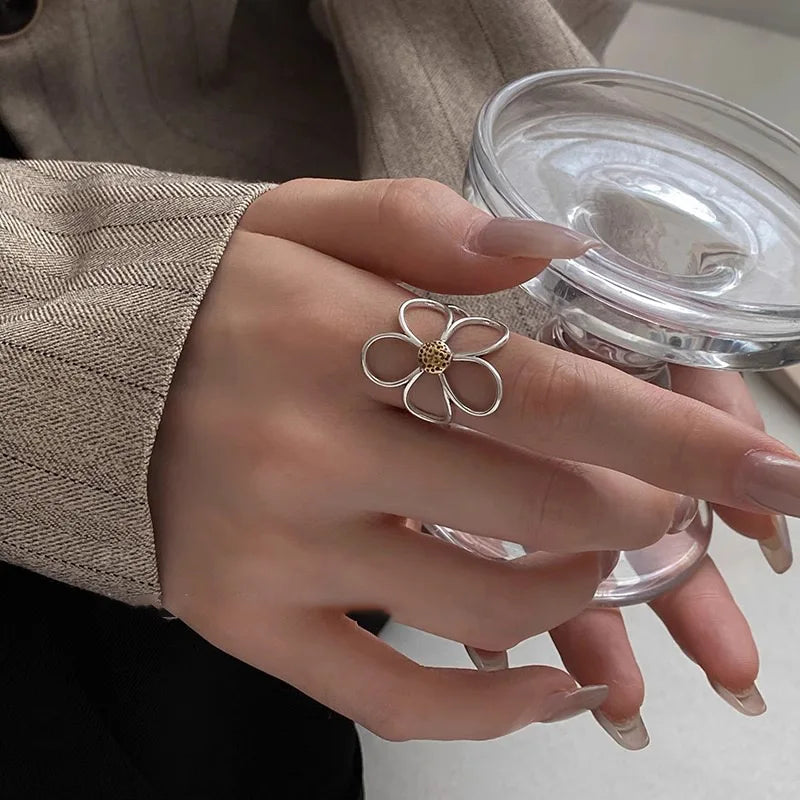 Alizee – Elegant petal ring