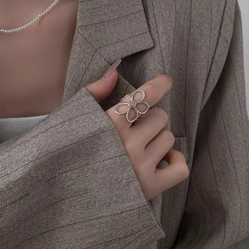 Alizee – Elegant petal ring