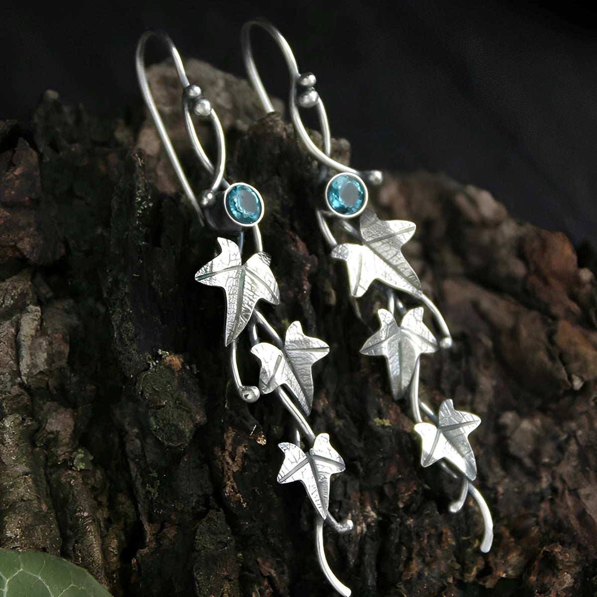 Nina – Vintage earrings in the shape of a fairy leaf