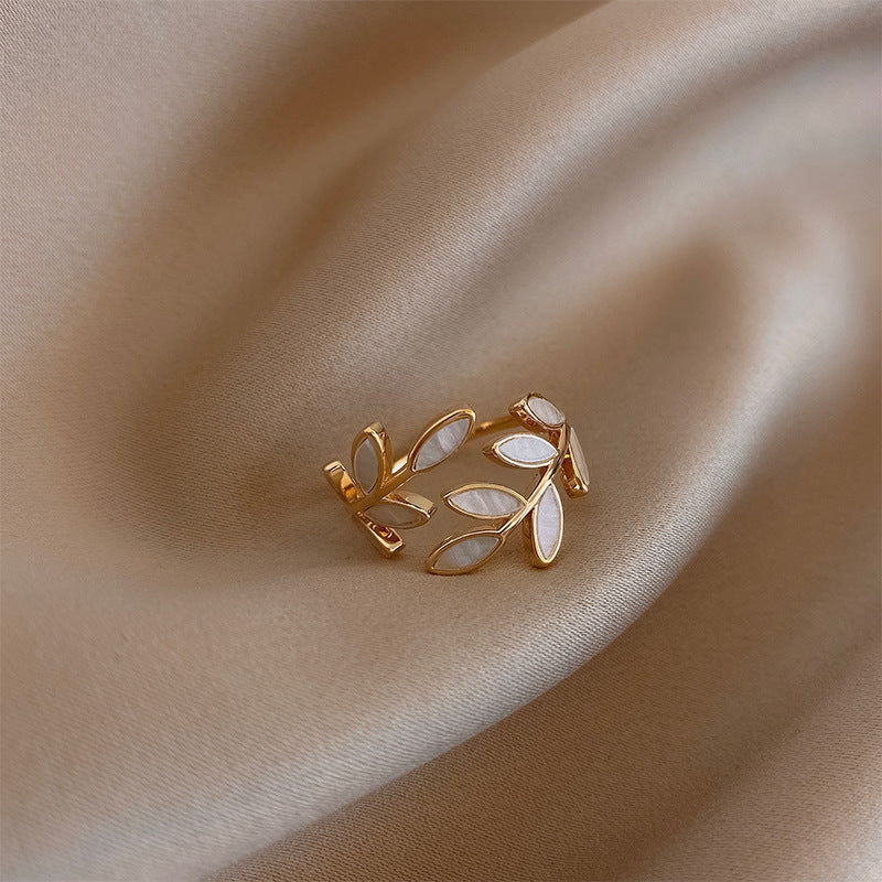 Sylvie – Open ring of silver and white opal