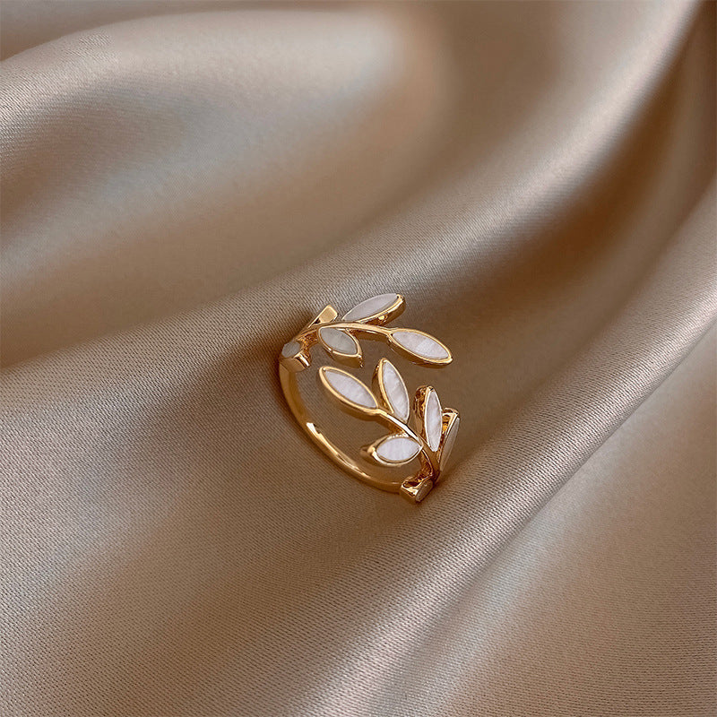 Sylvie – Open ring of silver and white opal