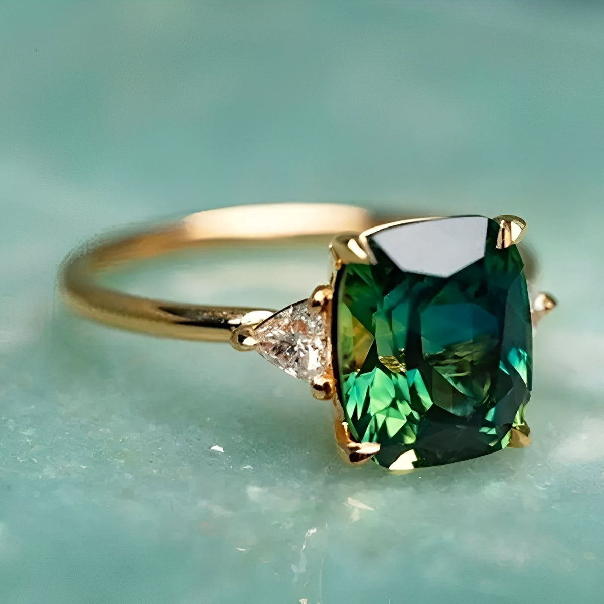 Aveline – Square and Elegant Green Emerald Ring