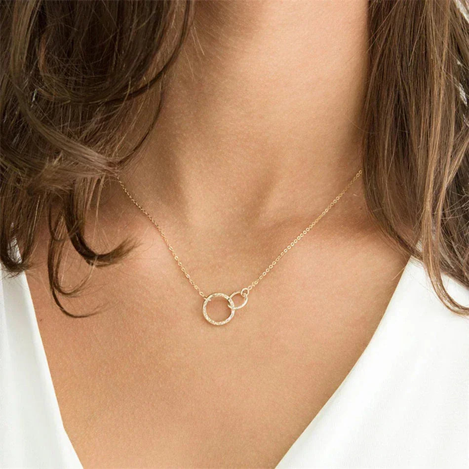 Isabelle – Elegant Hoop Necklace