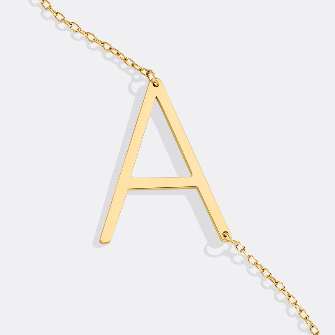 Inez – Necklace with declarative initial