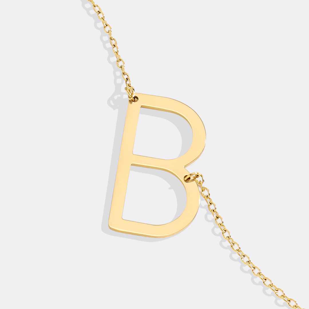 Inez – Necklace with declarative initial
