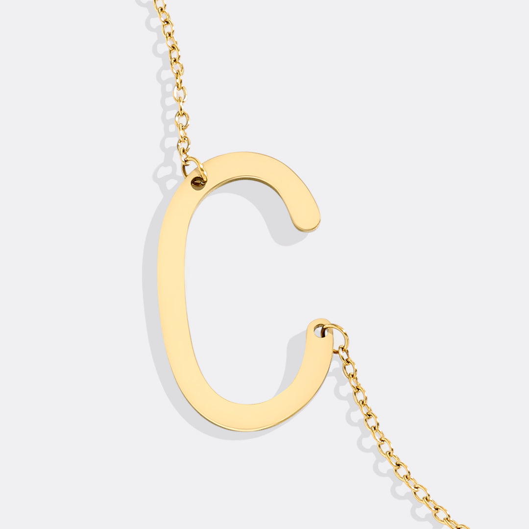Inez – Necklace with declarative initial