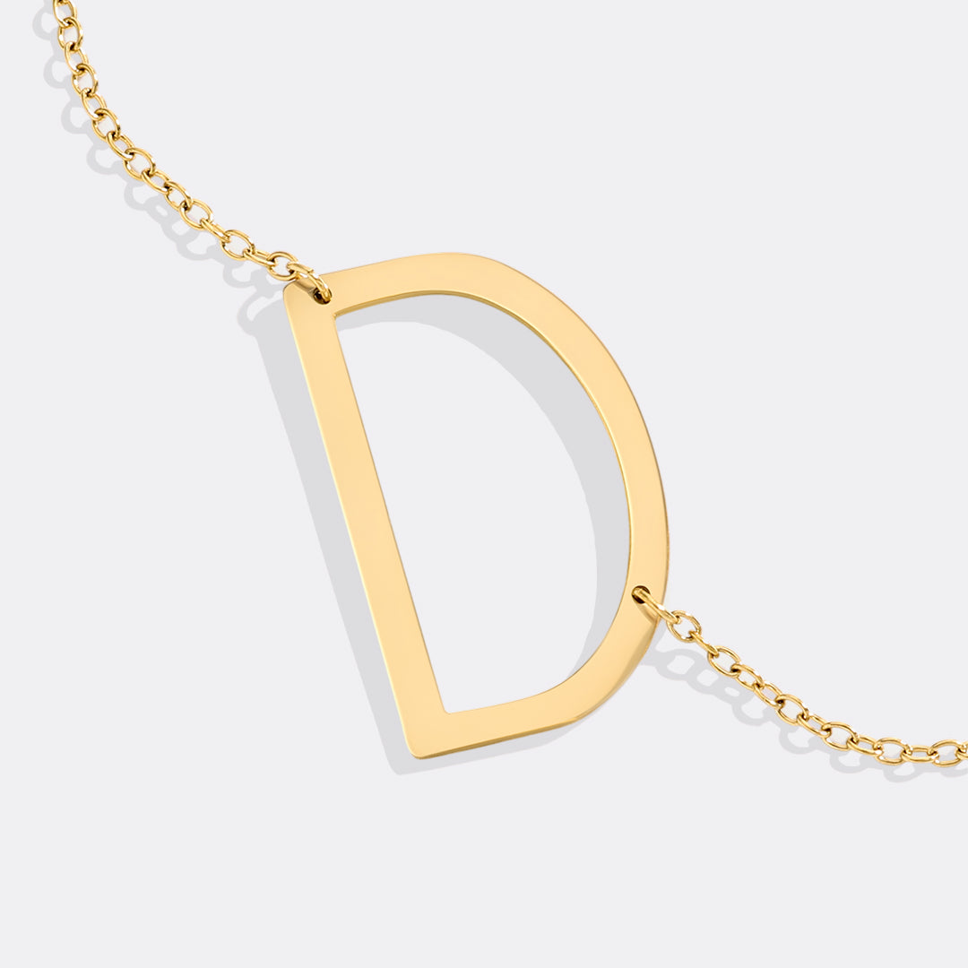 Inez – Necklace with declarative initial