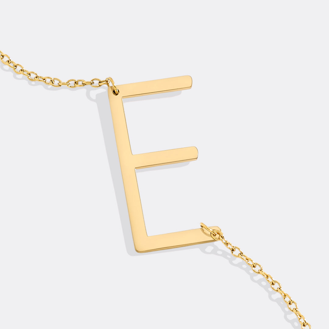 Inez – Necklace with declarative initial
