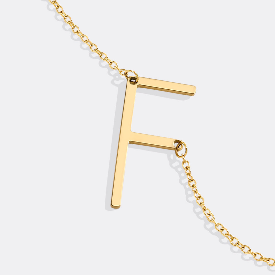 Inez – Necklace with declarative initial