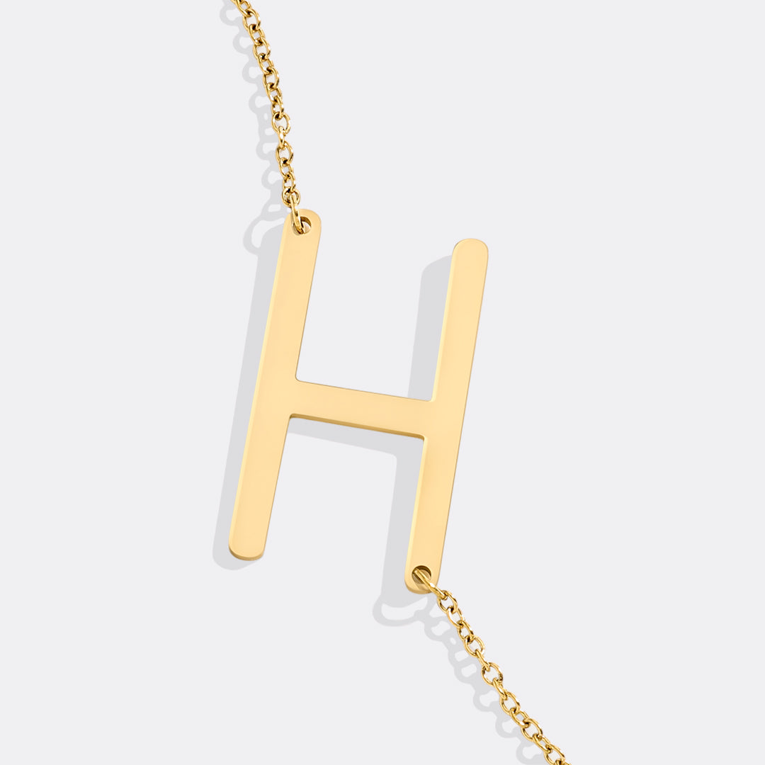 Inez – Necklace with declarative initial