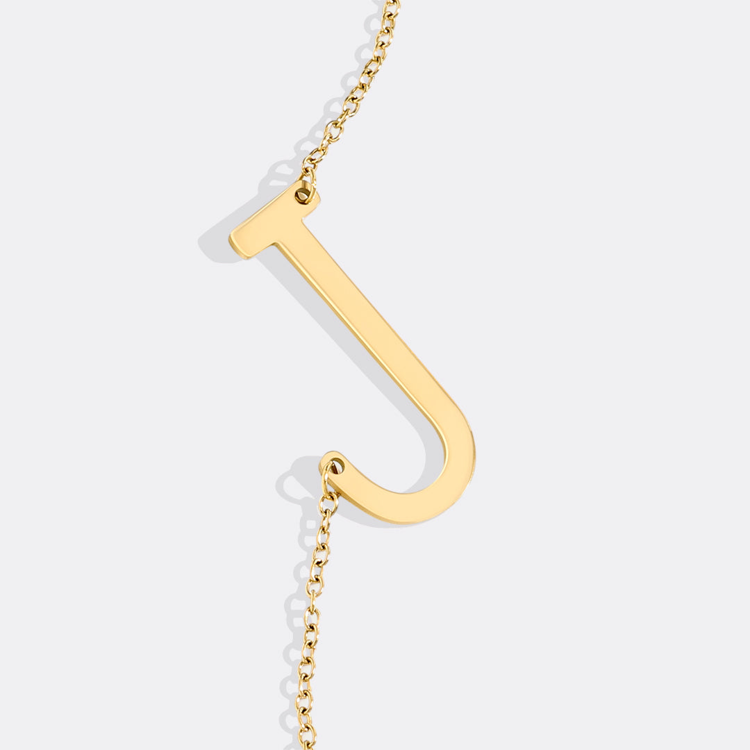 Inez – Necklace with declarative initial