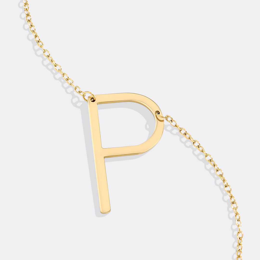 Inez – Necklace with declarative initial