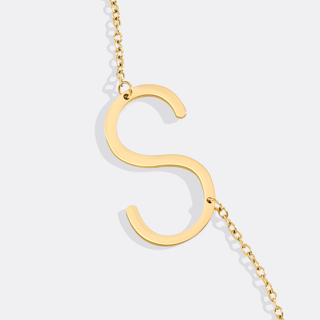 Inez – Necklace with declarative initial
