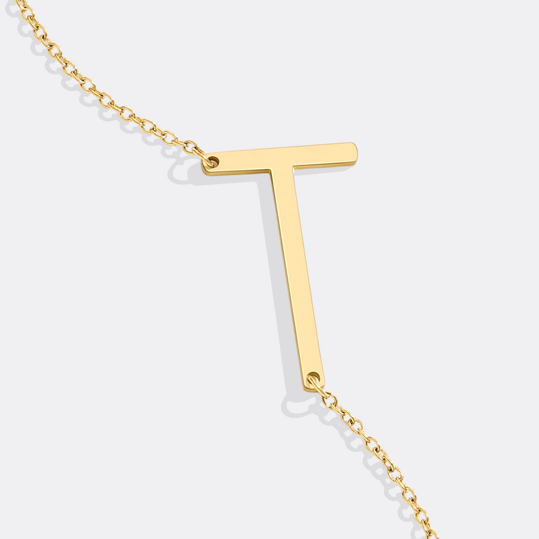 Inez – Necklace with declarative initial