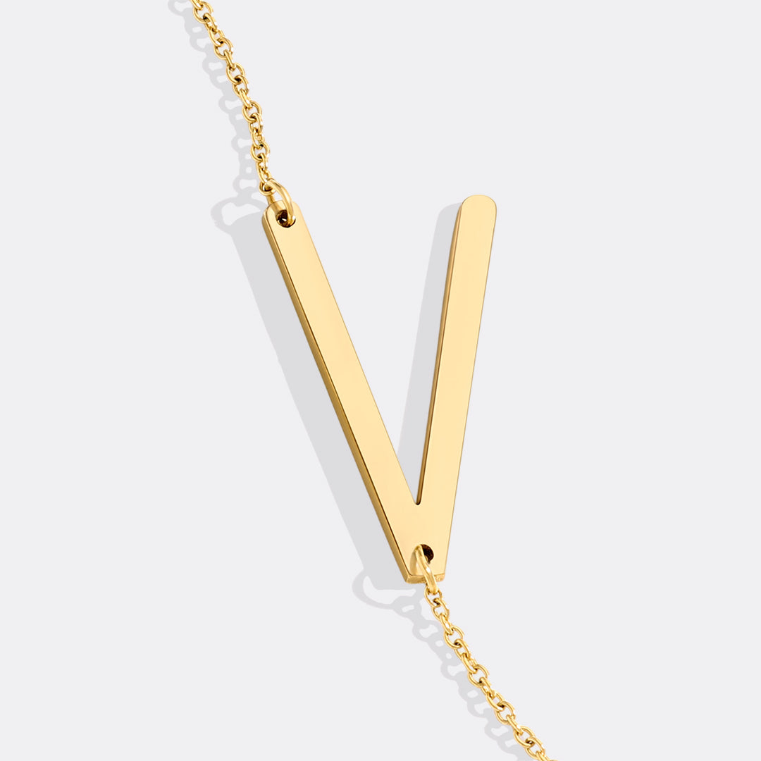 Inez – Necklace with declarative initial