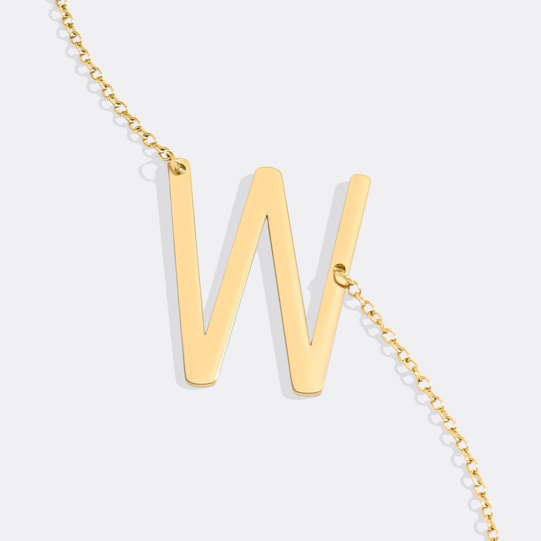 Inez – Necklace with declarative initial